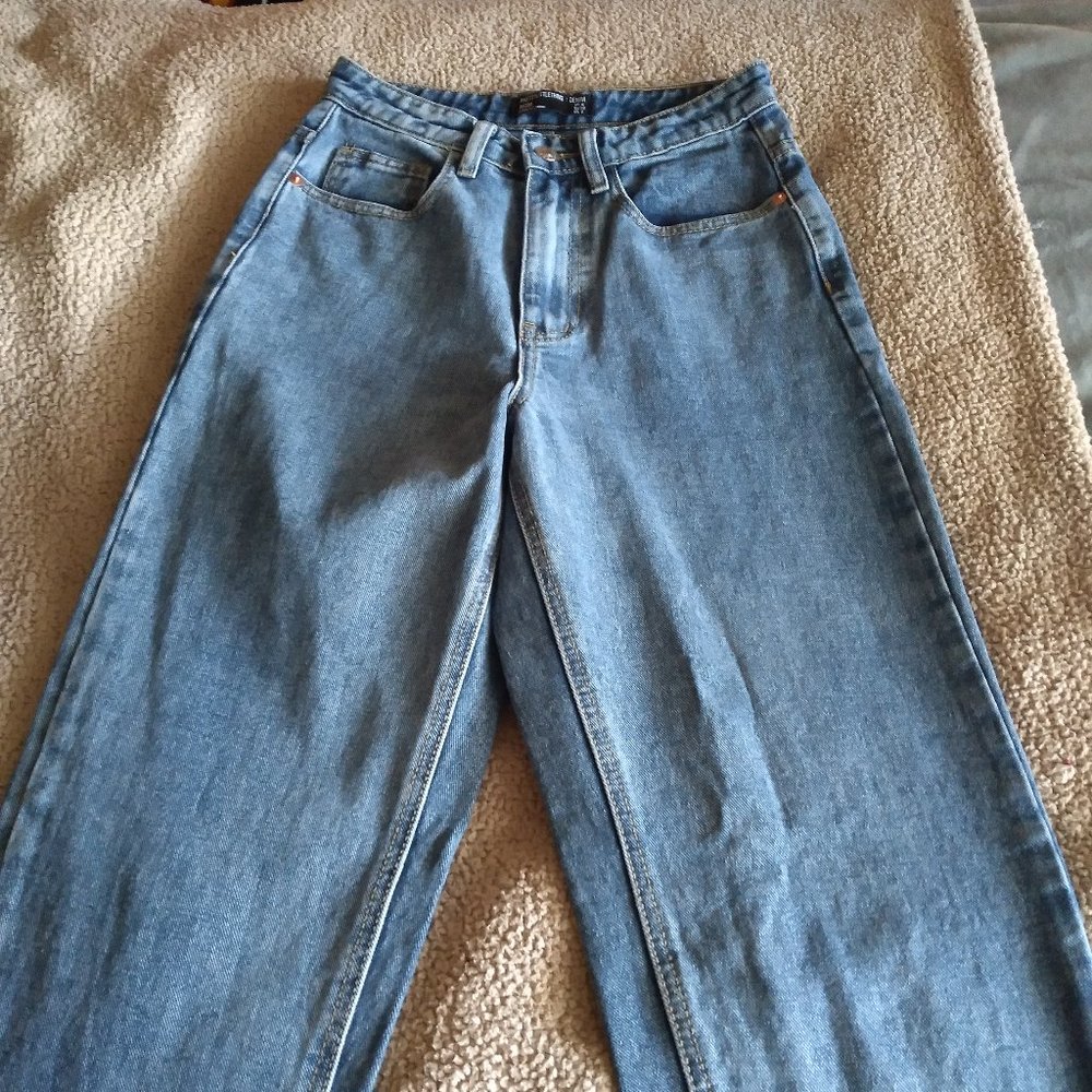 PrettyLittleThing Mom Jeans w/ Back Rip (Size 0)